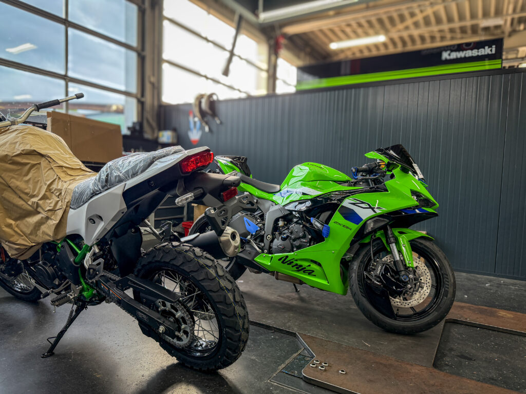 Kawasaki ZX-6R en KLE500 SE in de werkplaats van Vos Oss Motoren