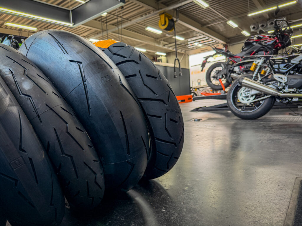 Banden voor motoren in de werkplaats van Vos Oss Motoren