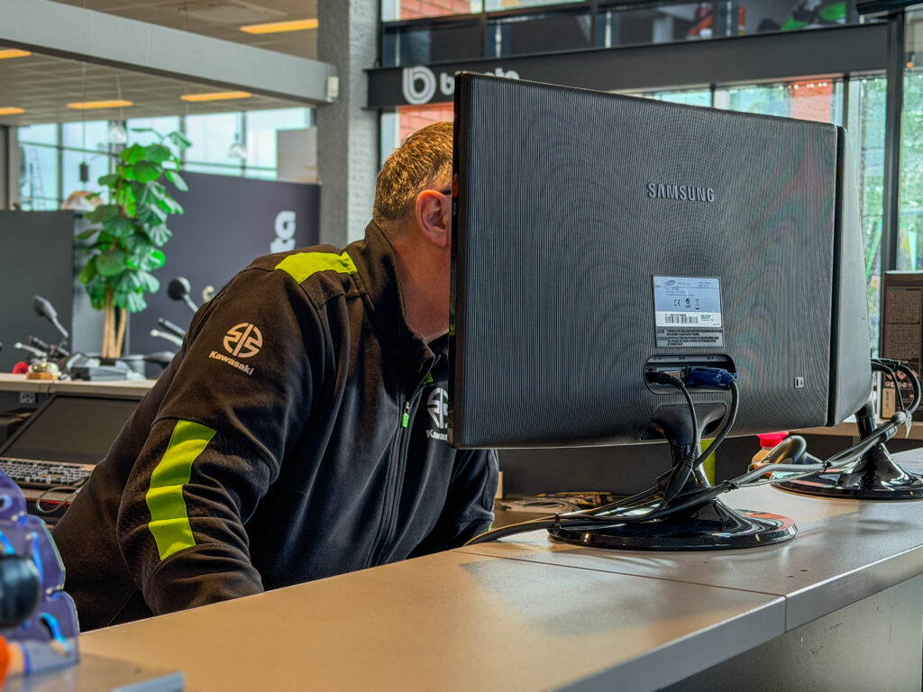 Baliemedewerker bij Vos Oss Motoren