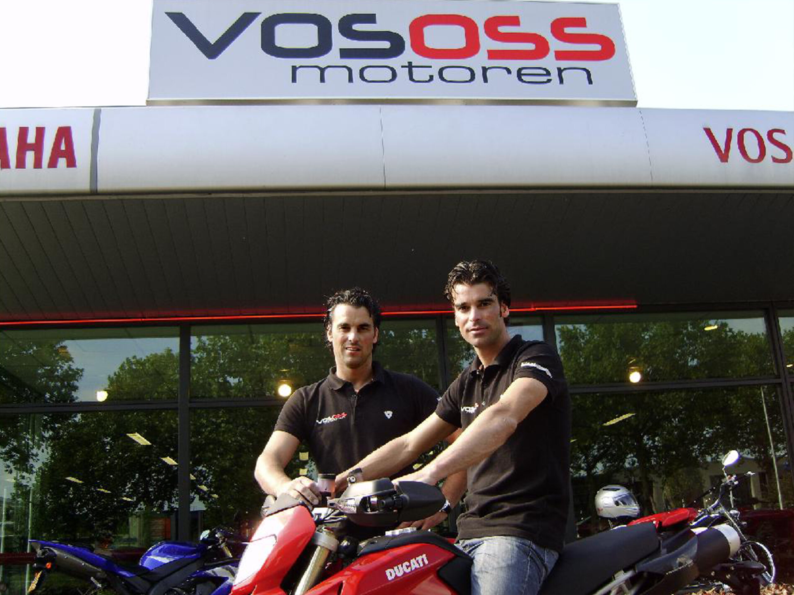 Remco & Arie bij de oude locatie van Vos Oss Motoren in 2008